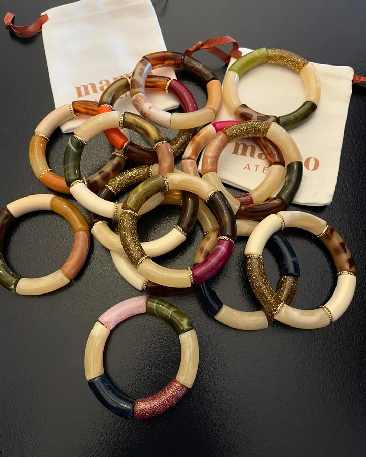 Sélection de bracelets colorés et accessoires
