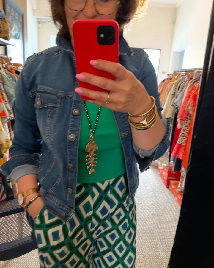 Look féminin avec veste en jean et pantalon graphique