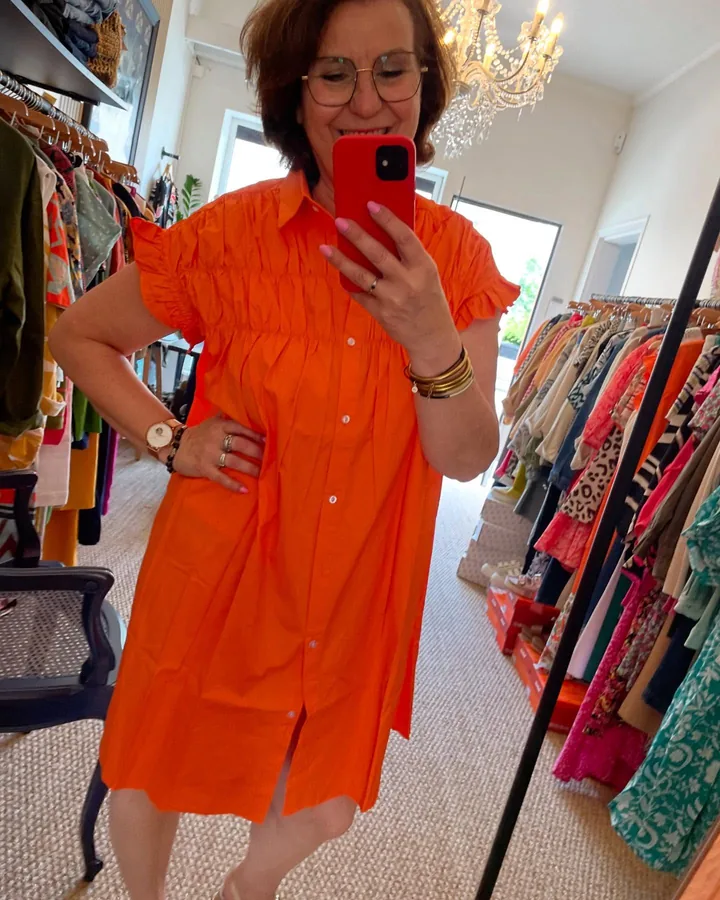 Robe orange présentée dans la boutique Mademoiselle Lili