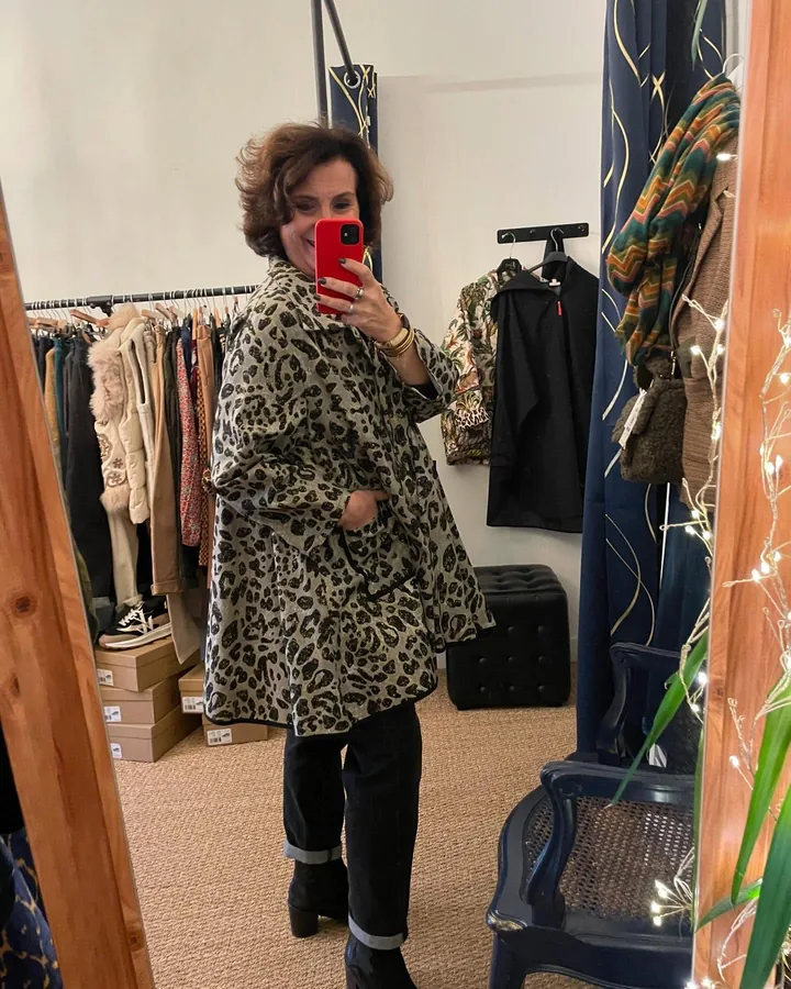 Robe imprimée portée dans l’univers de la boutique