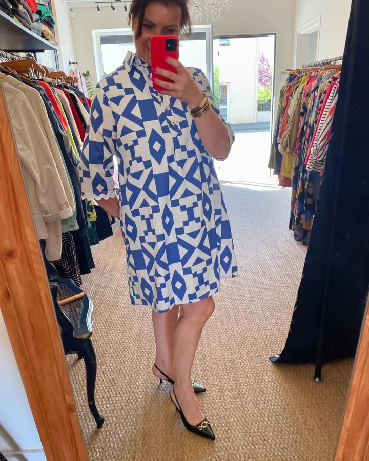 Robe graphique bleue et blanche présentée en boutique